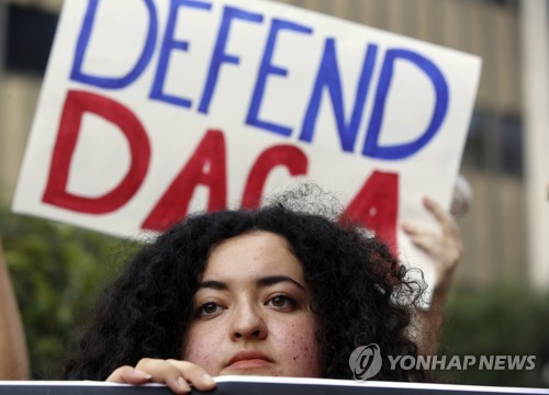 美 로스앤젤레스의 'DACA 폐기' 반대 시위 참석자들