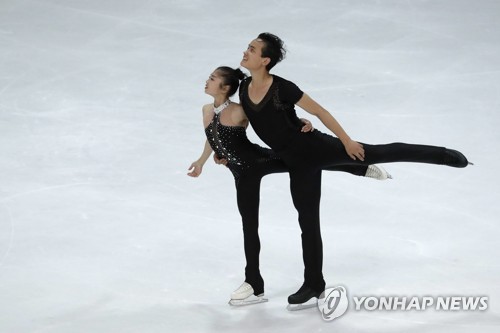 북한 피겨 페어의 렴대옥(18)-김주식(25·이상 대성산 체육단) 조가 29일(한국시간) 독일 오버스트도르프에서 열린 2017 국제빙상경기연맹(ISU) 네벨혼 트로피 프리스케이팅에서 연기를 펼치고 있다. (AP=연합뉴스)