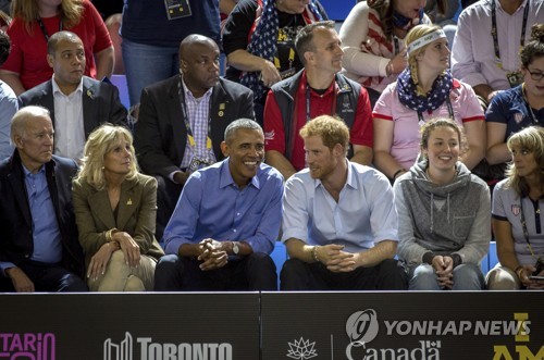 지난 9월 캐나다 토론토에서 열린 인빅터스 게임을 함께 지켜보고 있는 오바마 전 대통령과 해리 왕자 [Chris Donovan/The Canadian Press via AP=연합뉴스 자료사진]