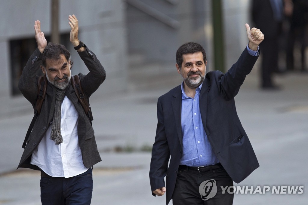 16일(현지시간) 법정에 출두했다가 구속된 카탈루냐 분리독립을 지지하는 시민단체 움니움 쿨투랄의 조르디 키사르트(왼쪽)와 '카탈루냐 국민의회'(ANC)의 조르디 산체스[AP=연합뉴스]