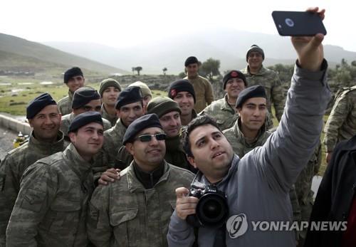 쿠르드 민병대 소탕작전에 투입된 터키군과 '셀카'를 찍는 터키 기자