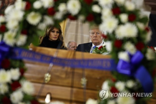 빌리 그레이엄 목사 추모행사 참석한 트럼프 美 대통령 부부