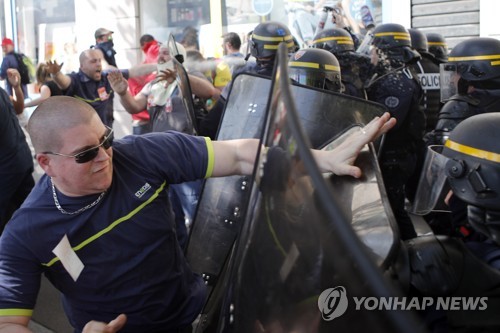 시위대와 충돌하는 프랑스 경찰