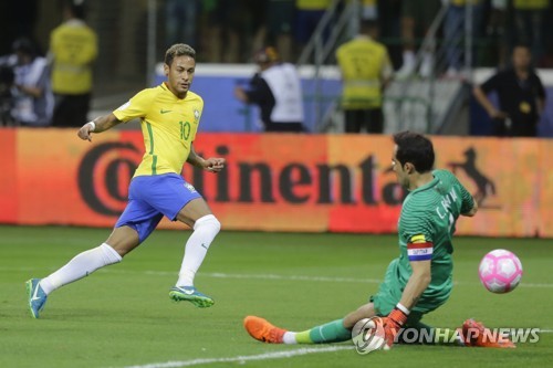 득점을 터트리는 브라질의 네이마르(왼쪽).(AP=연합뉴스)