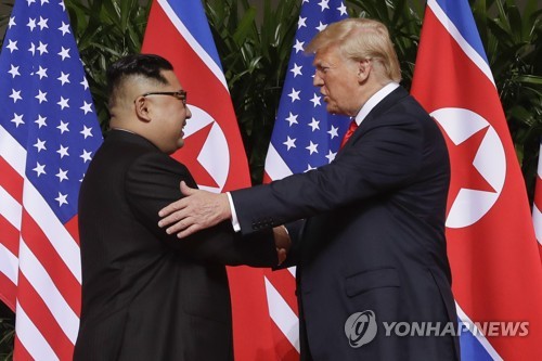 '세기의 담판' 앞서 악수하는 김정은·트럼프