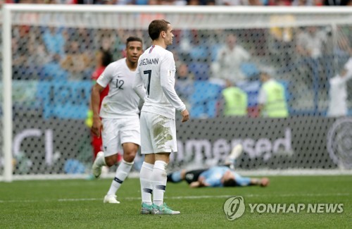 득점에 성공한 프랑스의 앙투안 그리에즈만이 골세리머니 없이 벤치 쪽을 바라보고 있다.(AP=연합뉴스)