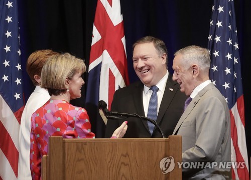 미-호주 외교·국방장관 회의에 참석한 폼페이오 국무장관(가운데)