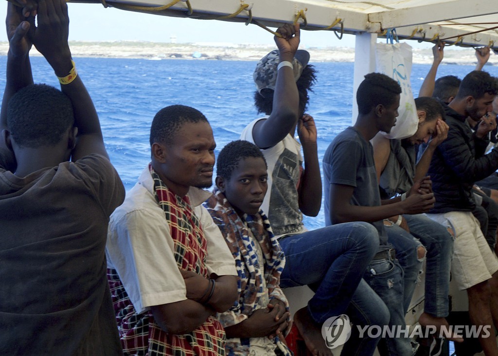 스페인 구호단체 '오픈 암즈'(Open Arms) 구조선에 승선해 있는 아프리카 난민들. 