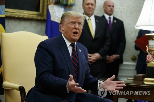 백악관 대통령 집무실에 앉아있는 트럼프 대통령
