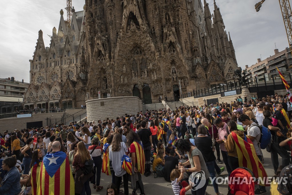 18일 카탈루냐의 독립을 요구하는 시위대가 바르셀로나 성가족 대성당 앞에 집결해 있다. [AP=연합뉴스] 