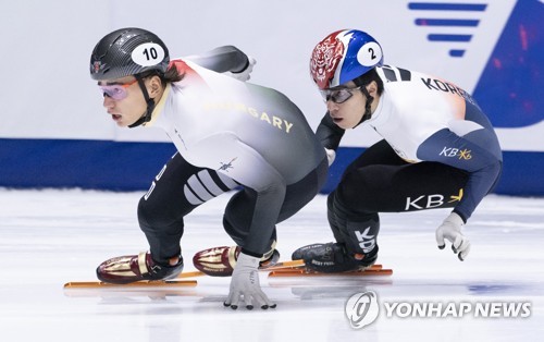 경기 치르는 황대헌(오른쪽)