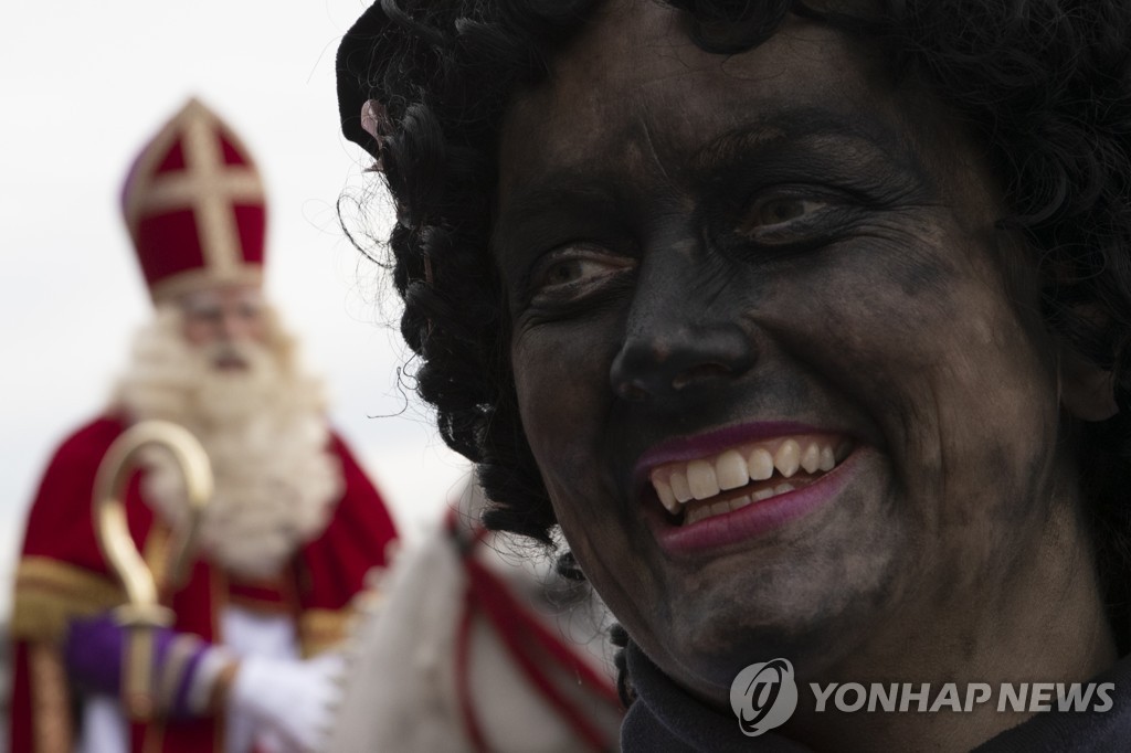 네덜란드 산타 ′신터클라스′와 흑인 조수 ′블랙 피트′…인종차별 논란도