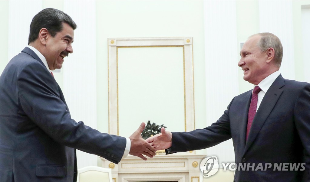 지난해 9월 모스크바에서 만난 푸틴(오른쪽)과 마두로