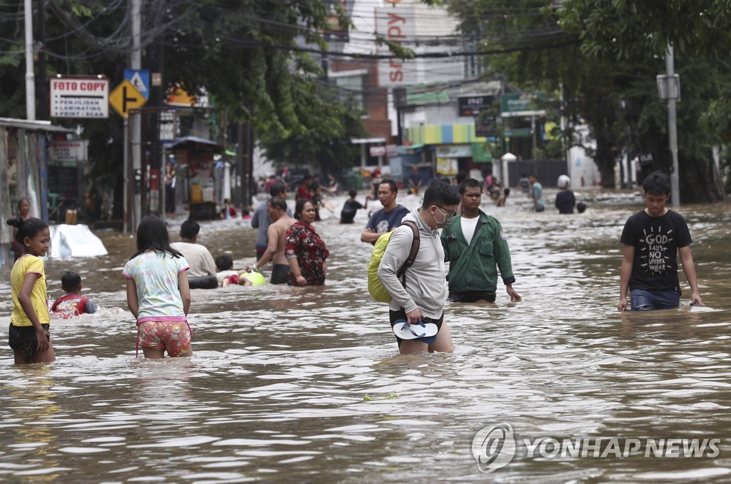 인도네시아 자카르타 수도권 곳곳 홍수…도로 차단·정전