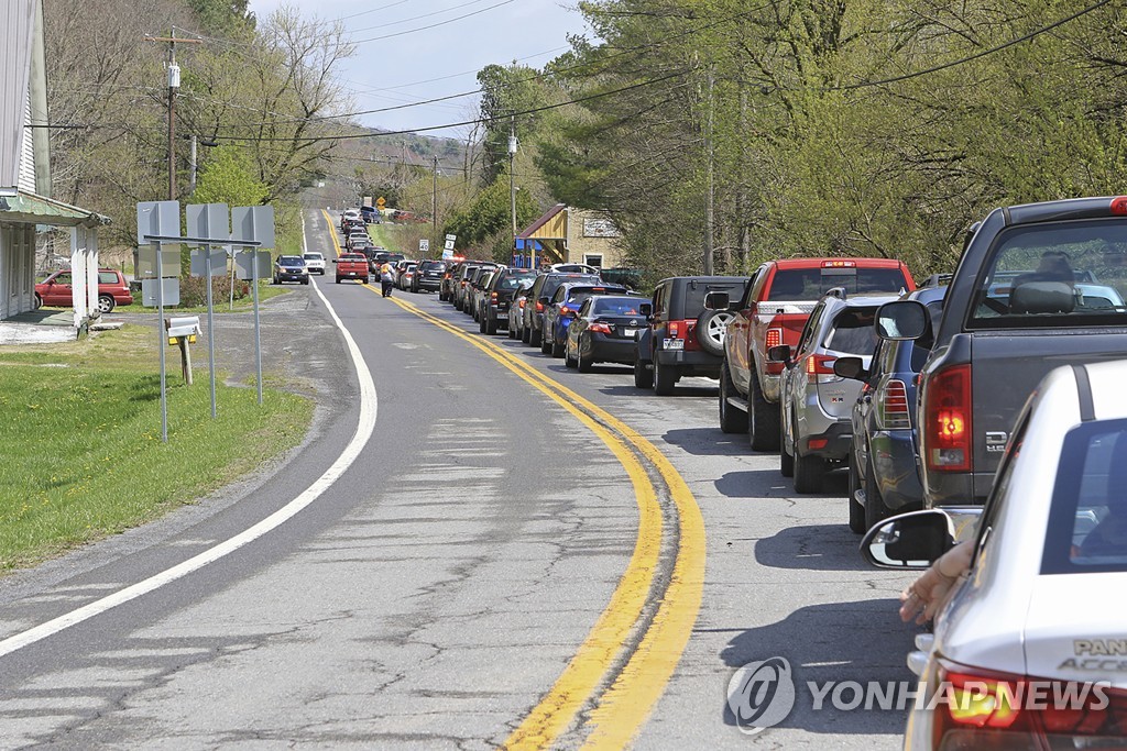 2020년 4월 8일 미국 웨스트버지니아주 갭밀스 지역 푸드뱅크 인근 도로에 식료품을 받으려는 주민들의 차량이 장사진을 이루고 있다. [AP=연합뉴스자료사진]