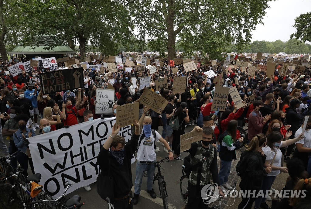 런던 하이드 파크에서 열린 '흑인 사망' 사건 항의 시위 [AP=연합뉴스]