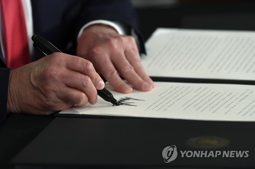 행정조치에 서명하는 도널드 트럼프 미국 대통령