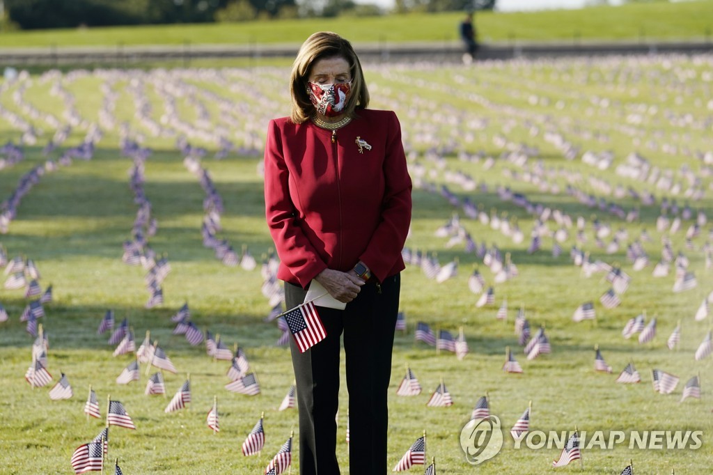코로나19 희생자 추모하는 펠로시 하원의장