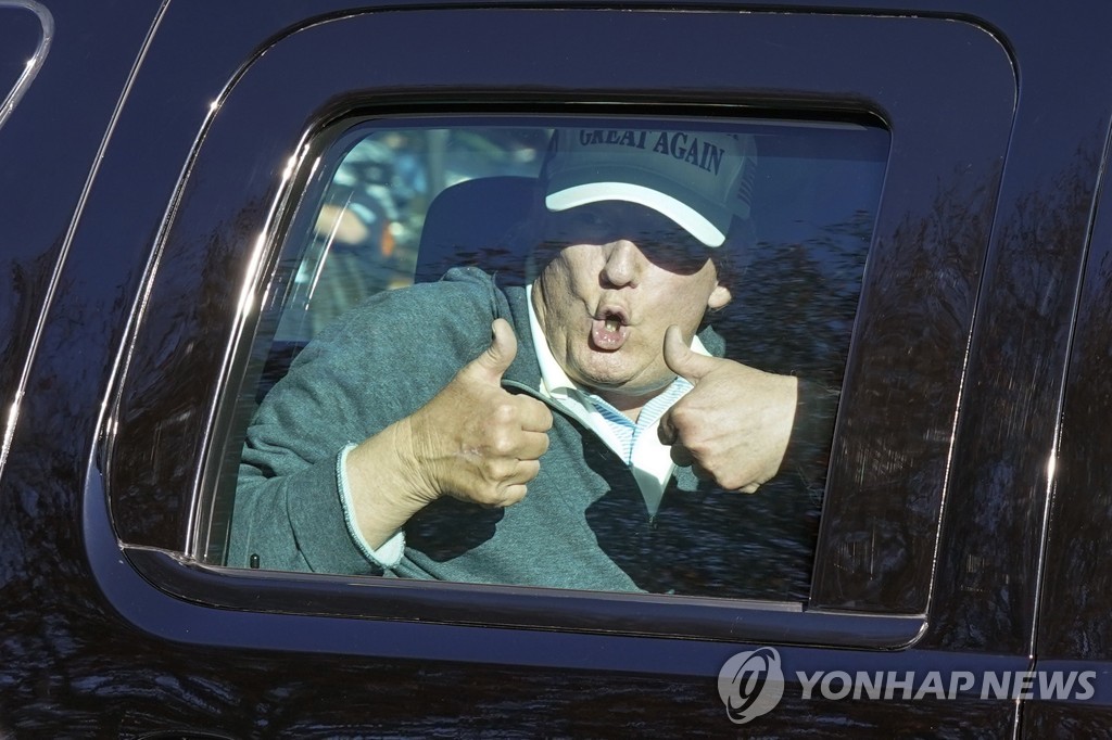 도널드 트럼프 미국 대통령이 8일(현지시간) 미국 버지니아주 자신의 골프장을 떠나면서 지지자들에게 인사하고 있다. [AP=연합뉴스]