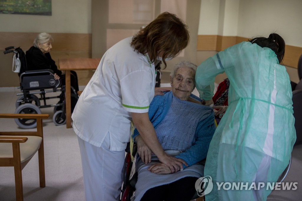 코로나19 백신 접종하는 스페인의 노인요양시설