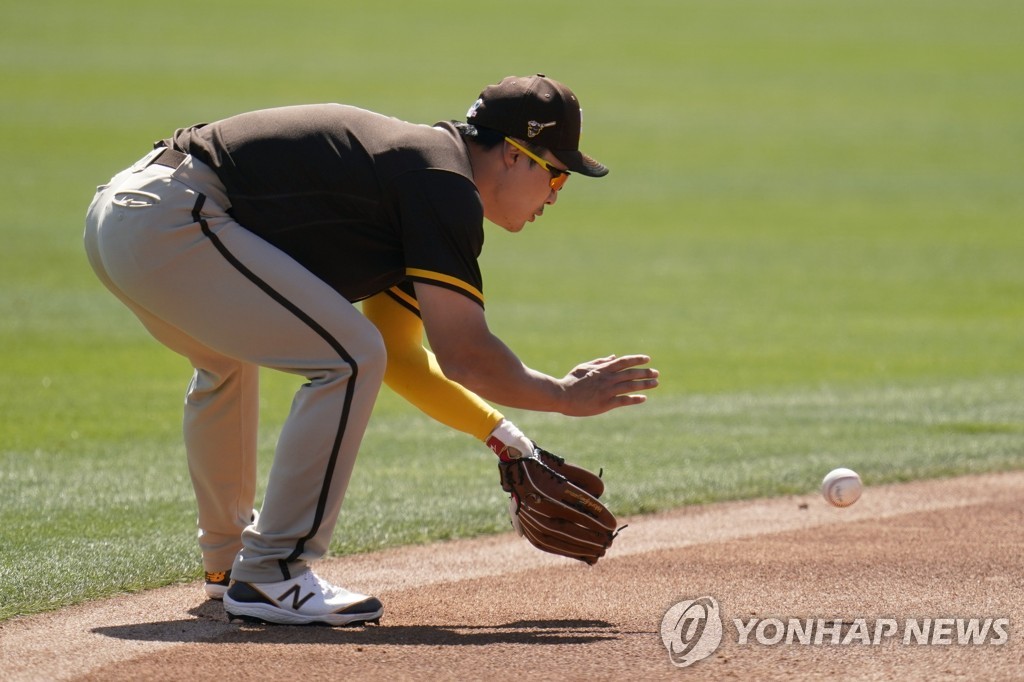 In this Associated Press photo from March 6, 2021, Kim Ha-seong of the San Diego Padres fields a ground ball during a warmup for the first inning of a spring training game against the Los Angeles Dodgers at Camelback Ranch in Phoenix. (Yonhap)