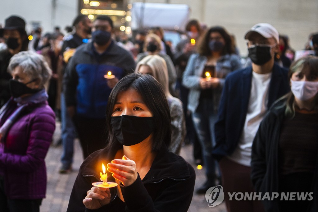 애틀랜타 총격 희생자들을 기리는 피츠버그 시민들