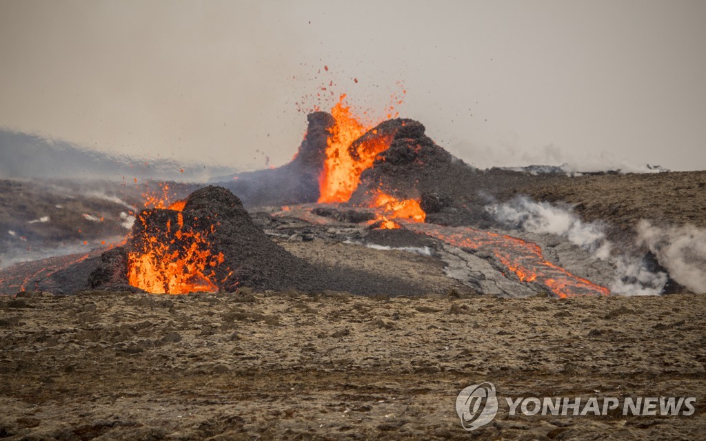 지난달 800년 만에 분출한 아이슬란드 레이캬네스 반도의 화산에 새로운 틈새가 생겨 5일(현지시간) 용암과 증기가 솟구치는 모습