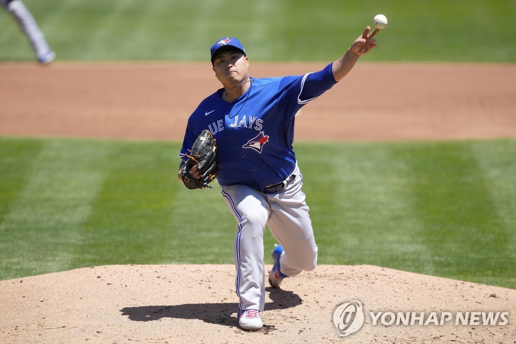 In this Associated Press photo, Ryu Hyun-jin of the Toronto Blue Jays pitches against the Oakland Athletics during the bottom of the first inning of a Major League Baseball regular season game at Oakland Coliseum in Oakland on May 6, 2021. (Yonhap)