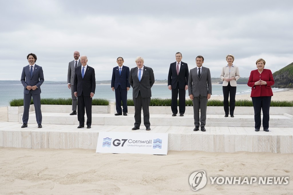 주요 7개국(G7) 정상들이 11일(현지시간) 기념사진을 촬영하고 있다. [AP=연합뉴스 자료사진]