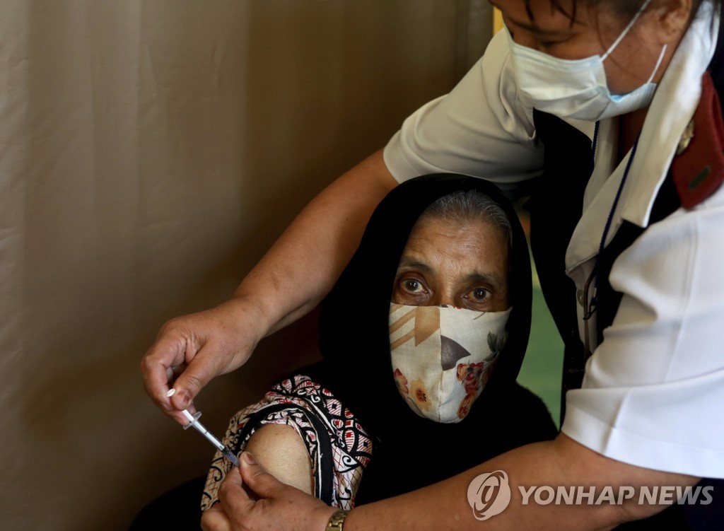 [AP=연합뉴스 자료사진] 화이자 백신을 접종하는 남아공 국민