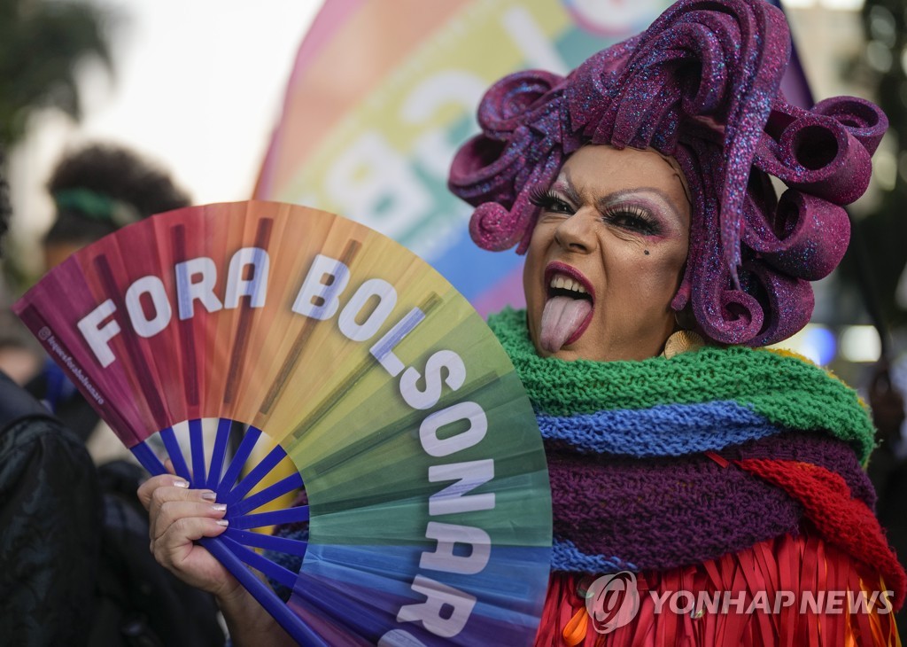 기념 사진 찍는 성소수자 혐오 반대 행진 참가자