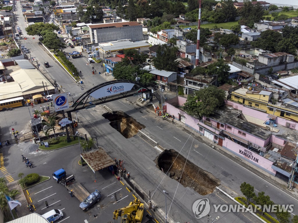 APTOPIX Guatemala Sinkhole