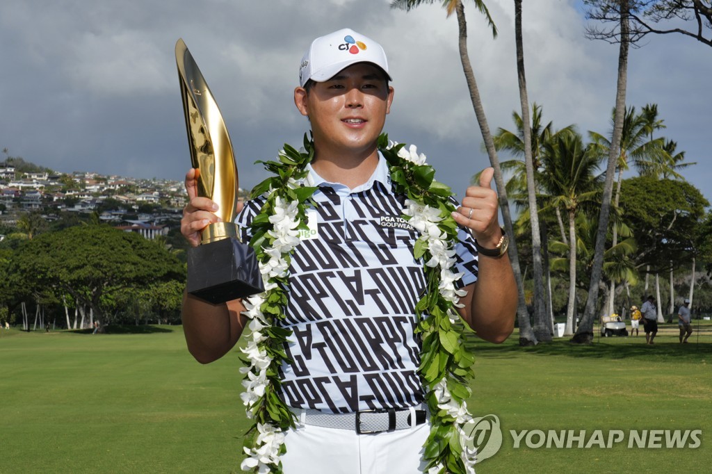 In this Associated Press photo, Kim Si-woo of South Korea poses with the trophy after winning the Sony Open in Hawaii at Waialae Country Club in Honolulu, Hawaii, on Jan. 15, 2023. (Yonhap)