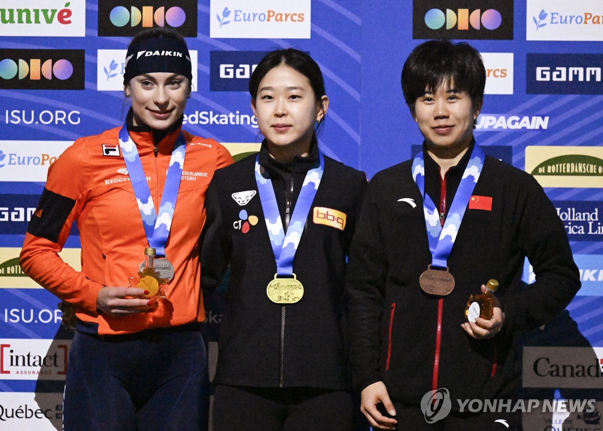 빙속 김민선(가운데), 월드컵 6차 대회 500m 1차 레이스 금메달