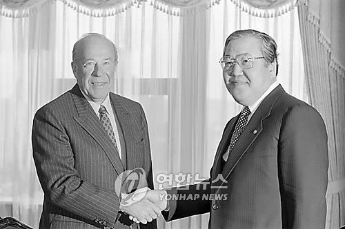 슐츠 미국부 장관과 악수하는 최광수 외무부 장관