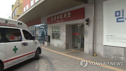 응급실 앞 구급차(앰뷸런스)