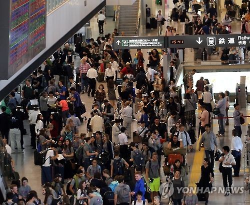 여행객으로 붐비는 일본 나리타공항