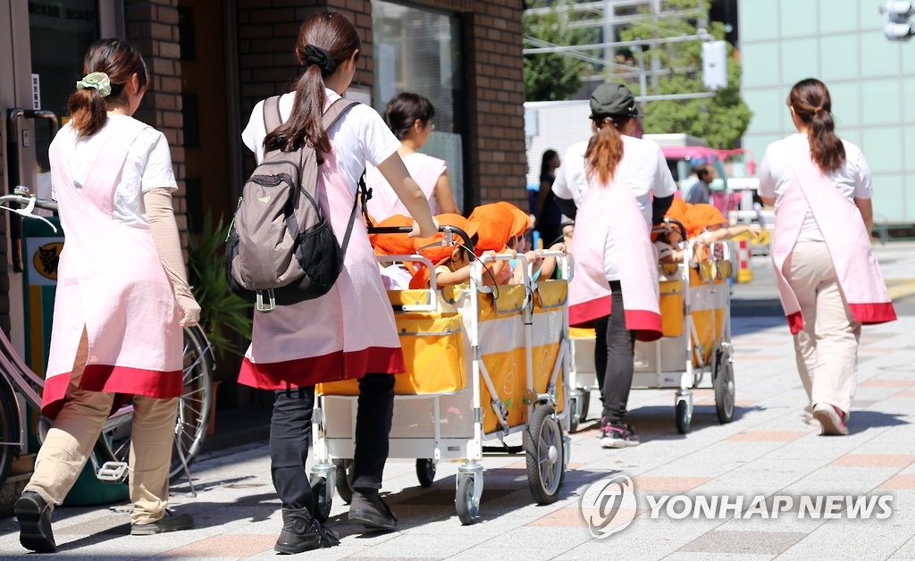 어린아이 데리고 나온 日보육사