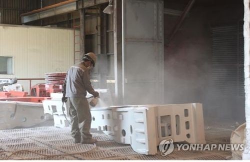 도장 시설 밖에서 도장 작업하는 근로자