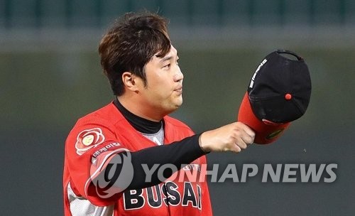 모자 벗어 팬들에게 인사하는 조정훈