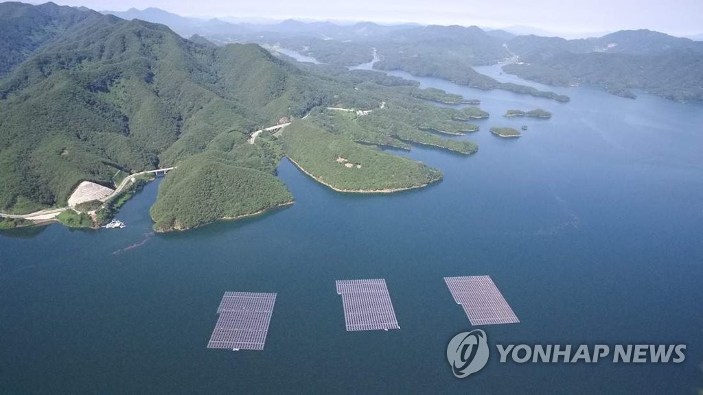 충주댐에 준공한 수상태양광발전소