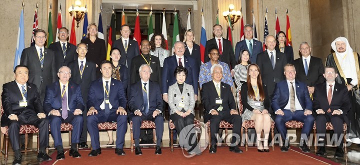 의회정상회의 기념촬영 하는 G20 국회의장들
