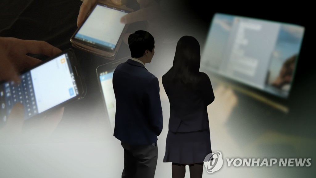 남성 알몸사진 불법 촬영·유포자 구속…신상공개 검토 (CG)