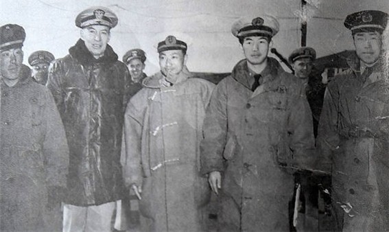 맥아더사령부 근무 시절의 고 최병해 중령(맥아더 장군 오른쪽)