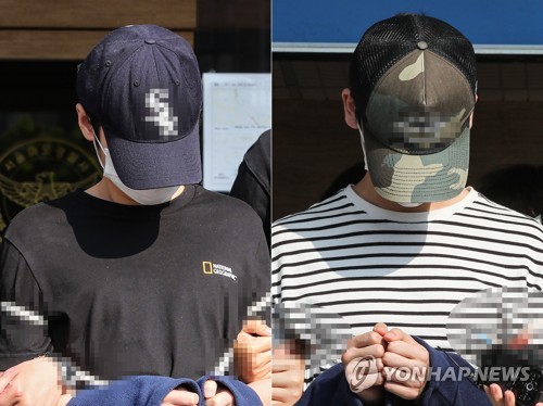 마포경찰서 나서는 연남동 오피스텔 사망사건 피의자 김모 씨(왼쪽)-안모 씨