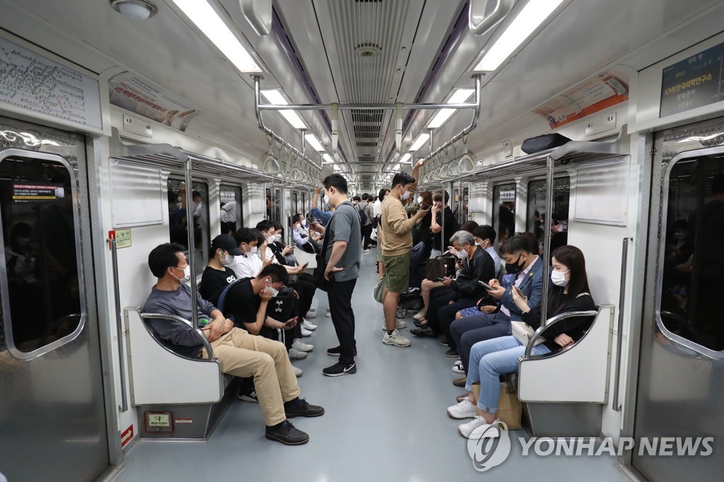 서울 지하철 내부 모습