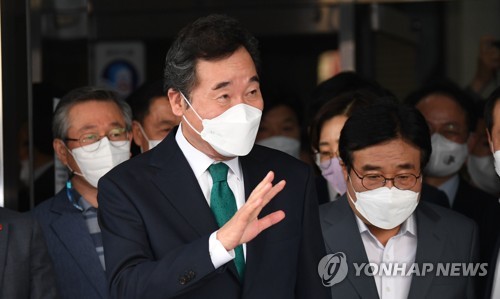 지지자들에게 인사하는 이낙연 전 대표