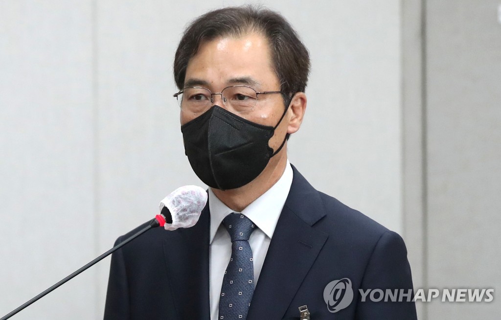 답변하는 대통령비서실 총무비서관