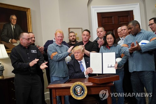 철강·알루미늄 고율관세 부과명령 서명하는 트럼프