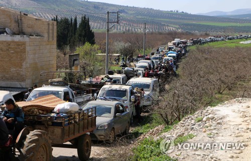 터키군 포위 앞두고 아프린 탈출하는 차량 행렬